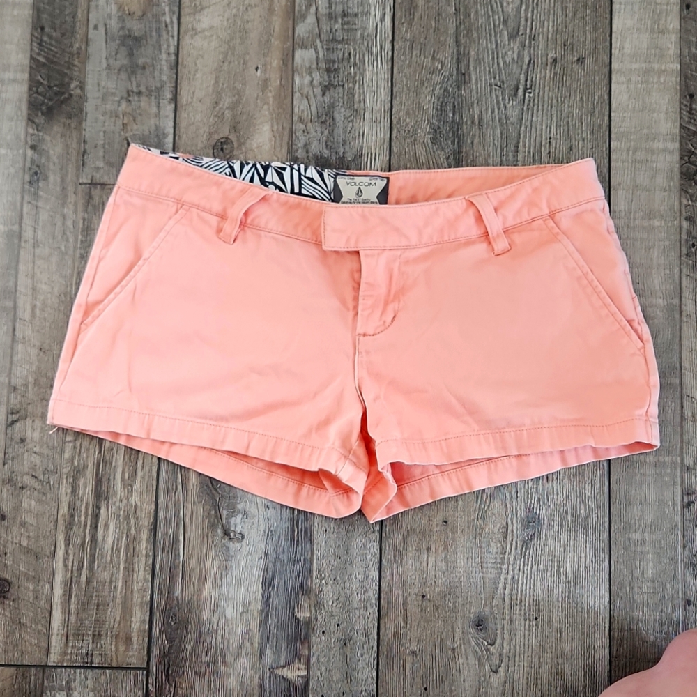 Volcom short  peach size 5
